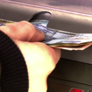 Bărbat din Târgu Jiu fără pensie după ce a fost jefuit la bancomat