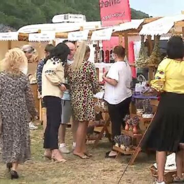 img Târg cu mâncare tradițională și produse bio la poalele munților Gurghiu