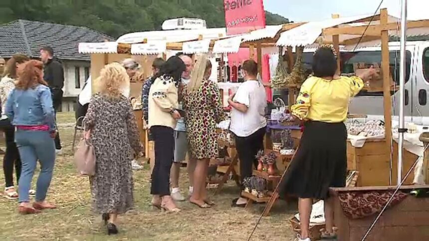 img Târg cu mâncare tradițională și produse bio la poalele munților Gurghiu