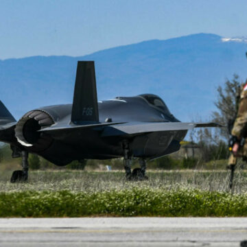 img Două avioane de luptă americane aterizează de urgență pe o autostradă din Europa