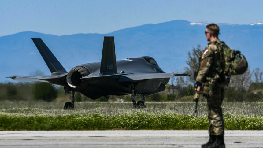 Două avioane de luptă americane aterizează de urgență pe o autostradă din Europa