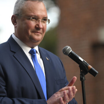 img Nicolae Ciucă lansează cartea „În slujba ţării” la Cetate: „O să mă vedeţi cum sunt eu, omul”