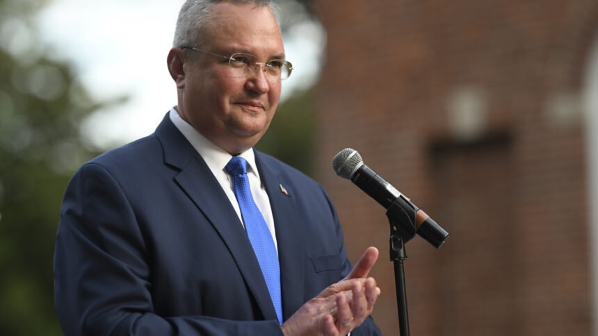 img Nicolae Ciucă lansează cartea „În slujba ţării” la Cetate: „O să mă vedeţi cum sunt eu, omul”