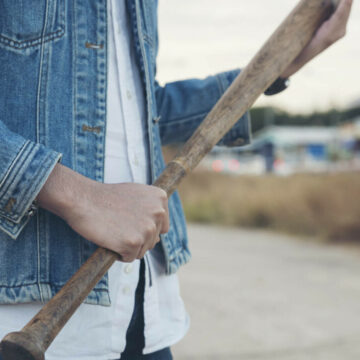 img Scandal la Hunedoara: Un bărbat înarmat a lovit șase oameni