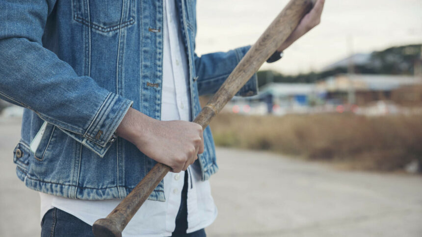 img Scandal la Hunedoara: Un bărbat înarmat a lovit șase oameni