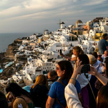Măsuri împotriva turismului excesiv pe insulele grecești Mykonos și Santorini
