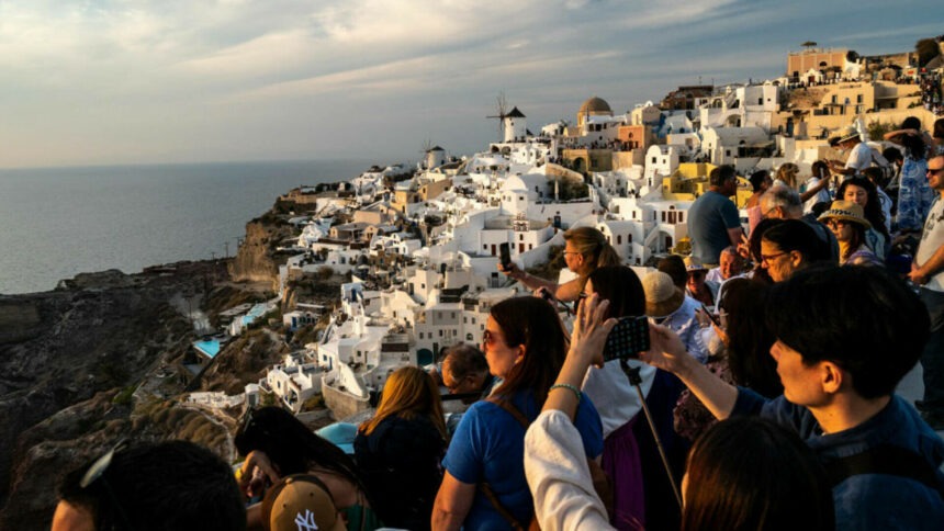 img Măsuri împotriva turismului excesiv pe insulele grecești Mykonos și Santorini