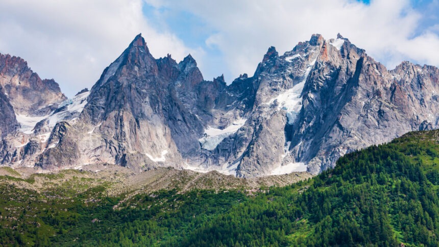 Alpiniștii blocați pe Mont Blanc din cauza condițiilor meteorologice nefavorabile