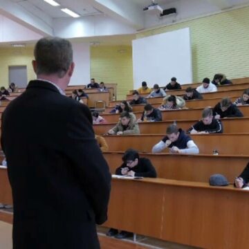 img Admiterea de toamnă aduce surprize neplăcute: locurile bugetate sunt aproape epuizate. Cât este taxa la facultăți