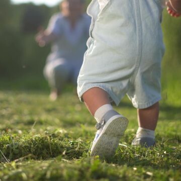 img Vânătoare internațională pentru prinderea agresorului care a aruncat cafea opărită pe un bebeluș