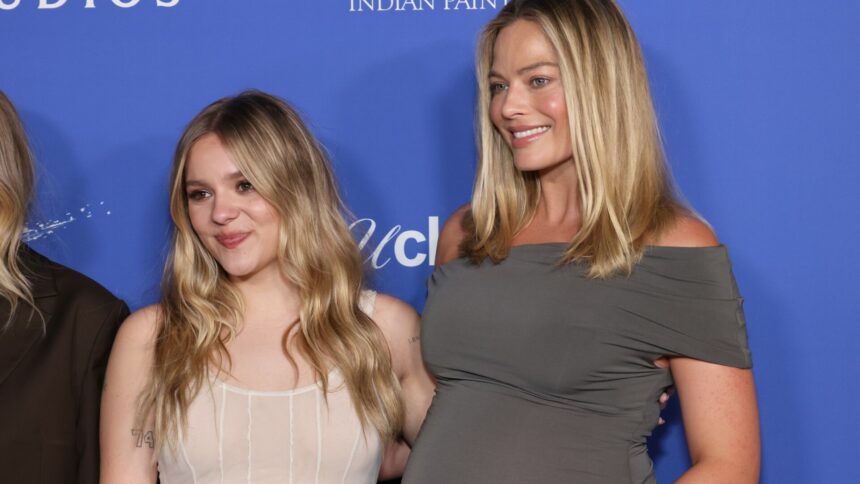 Margot Robbie, viitoare mamă, strălucește pe covorul roșu