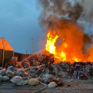 img Incendiu puternic la un depozit de deșeuri din Sibiu