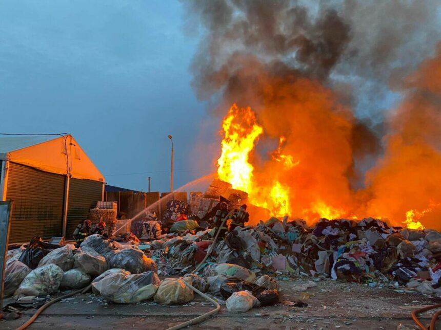 img Incendiu puternic la un depozit de deșeuri din Sibiu