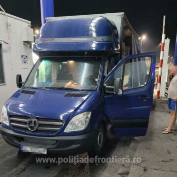 Șoferul unui microbuz oprit la vama Calafat ascundea șase migranți în două lăzi de lemn