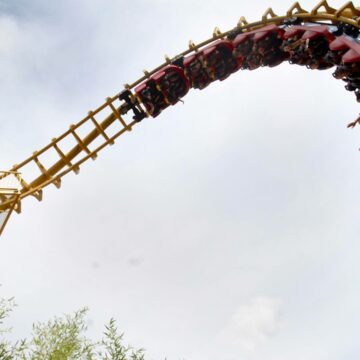 img Problemele pasagerilor unui roller coaster dintr-un mare parc de distracții din Germania