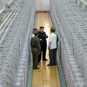 img Coreea de Nord își etalează fabrica de îmbogățire a uraniului pentru arme nucleare
