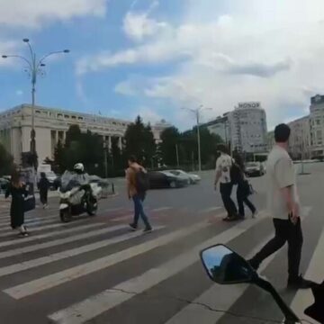 img Accident rutier: Polițist de la Rutieră lovește o femeie pe trecerea de pietoni