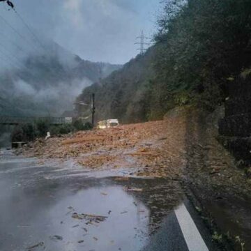 img Trafic blocat pe DN 7 – Valea Oltului din cauza unei viituri la Brezoi