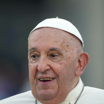 img Papa îi îndeamnă pe catolici să aleagă „răul cel mai mic” între Trump și Harris