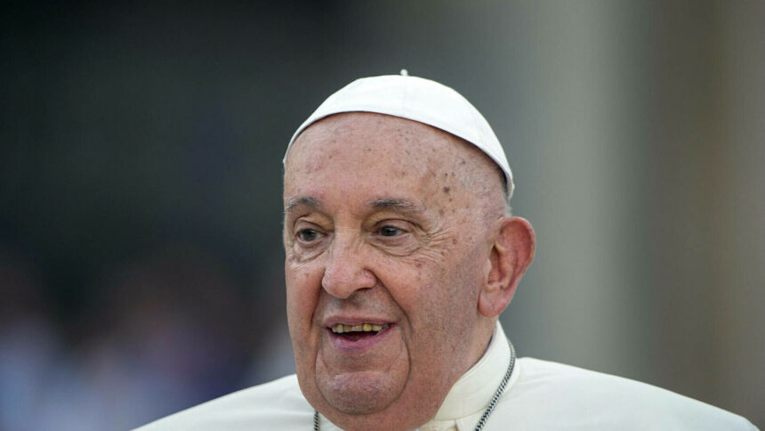 Papa îi îndeamnă pe catolici să aleagă „răul cel mai mic” între Trump și Harris