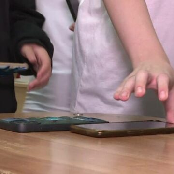 img Cum școlile din România încearcă să interzică telefoanele mobile în clasă