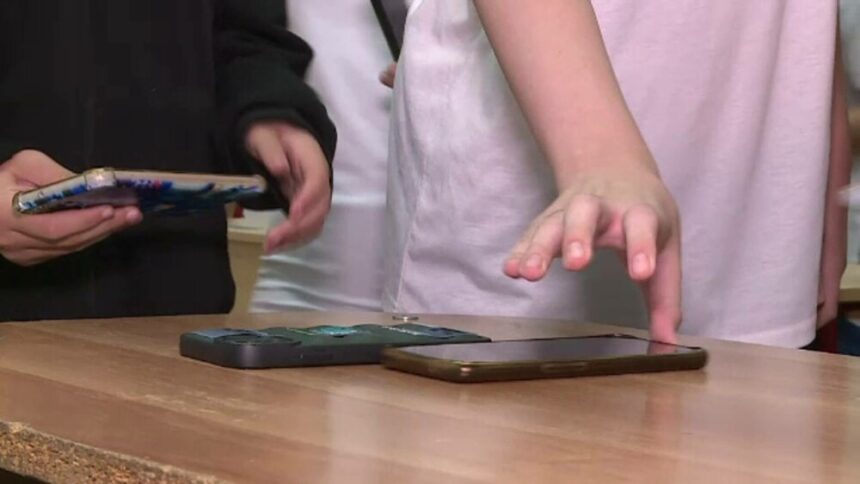 img Cum școlile din România încearcă să interzică telefoanele mobile în clasă