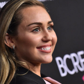 img Miley Cyrus, dată în judecată pentru hitul „Flowers”