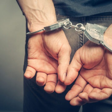 img Bărbat de 71 de ani arestat pentru trafic de droguri către o minoră în schimbul de servicii sexuale