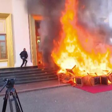 img Tensiuni în Parlamentul Albaniei: Parlamentarii au aruncat cu microfoane și au dat foc la mobilă