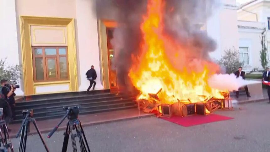 img Tensiuni în Parlamentul Albaniei: Parlamentarii au aruncat cu microfoane și au dat foc la mobilă