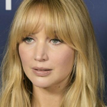 img Jennifer Lawrence, apariția pe covorul roșu de când a confirmat că este însărcinată