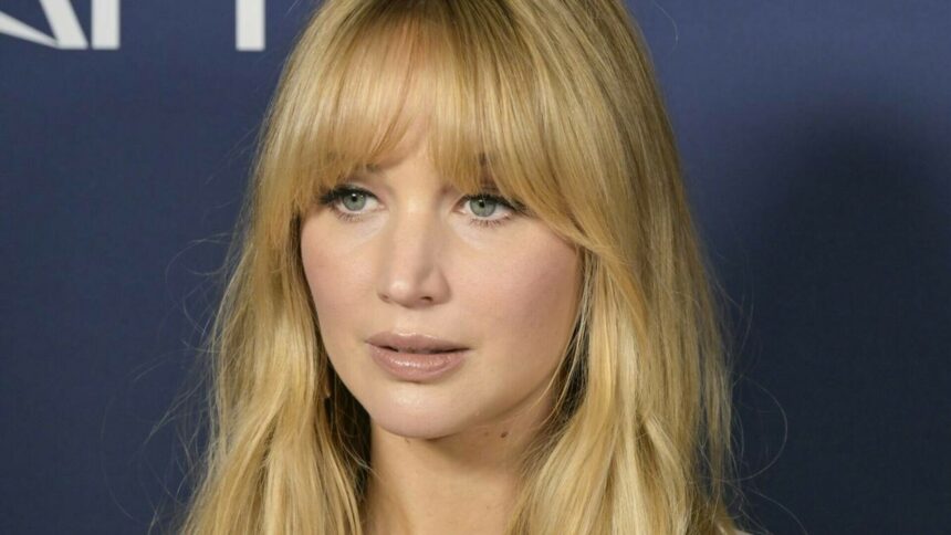 img Jennifer Lawrence, apariția pe covorul roșu de când a confirmat că este însărcinată