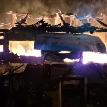 img Incendiu devastator în Argeș. Pompierii s-au luptat să oprească flăcările