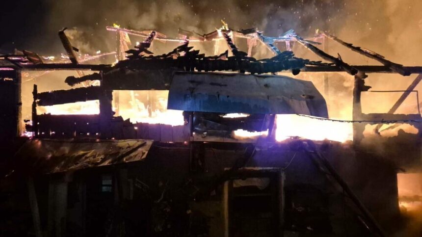 img Incendiu devastator în Argeș. Pompierii s-au luptat să oprească flăcările