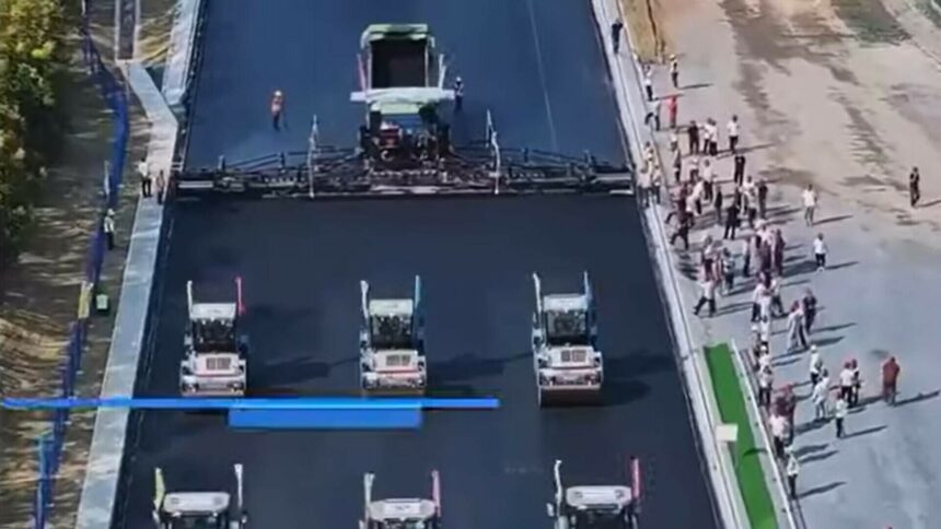 img Inovație în China: Șoseaua de 158 de km asfaltată de roboți și drone