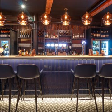 img Proprietarul unui faimos bar din Veneția solicită autorităților să rezolve problema valurilor provocate de ambarcațiuni