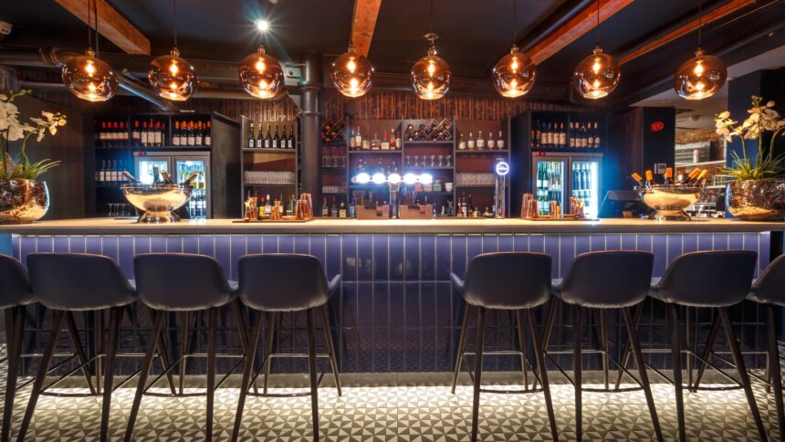 img Proprietarul unui faimos bar din Veneția solicită autorităților să rezolve problema valurilor provocate de ambarcațiuni