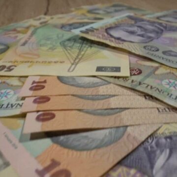 img Românii nu-și mai țin banii „la saltea”. Unde și-au mutat economiile și cât au reușit să strângă într-un an