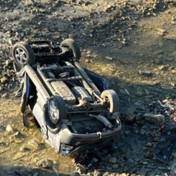 img Accident grav în Vrancea: Fetiță de 9 ani salvată miraculos dintr-un autoturism căzut de pe un pod