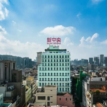 img De la copil dat afară dintr-un hotel la proprietarul clădirii la bătrânețe