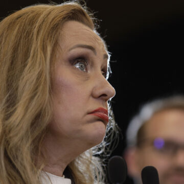 Elena Lasconi critica arhiepiscopul Teodosie pentru sfaturile sale referitoare la relatiile dintre femei si barbati