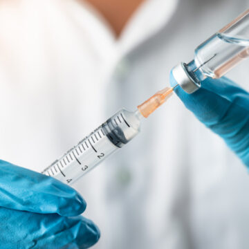 img Medicul care s-a deghizat pentru a-l ucide pe partenerul mamei sale cu un fals vaccin anti-Covid