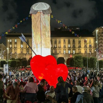 img Controversa statuie falica de 12 metri din Napoli