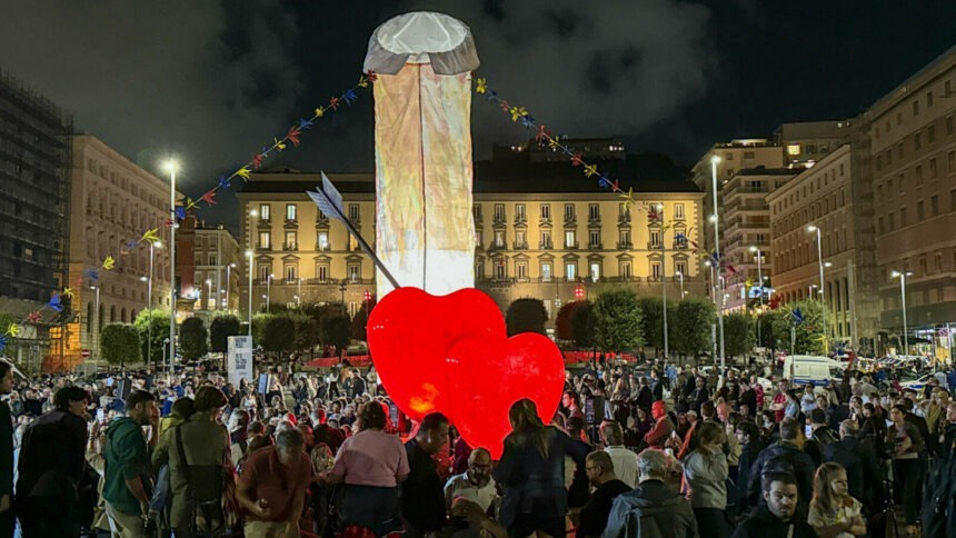 img Controversa statuie falica de 12 metri din Napoli