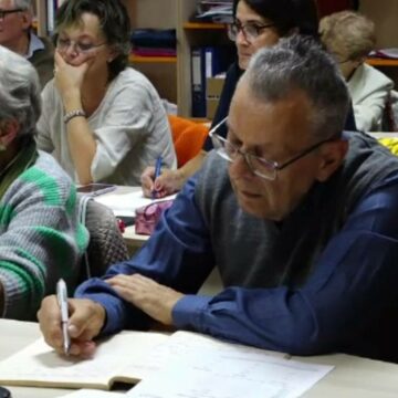 img Bunicii din Baia Mare învață limba engleză pentru a comunica cu nepoții plecați departe