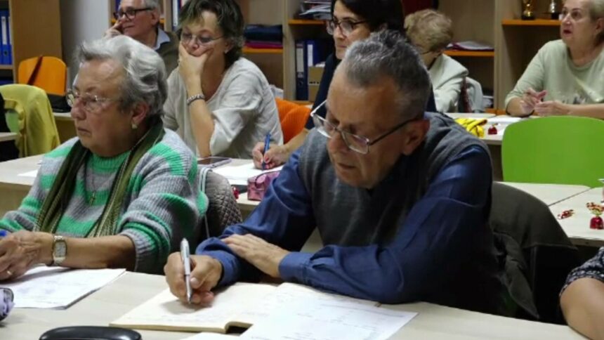 Bunicii din Baia Mare învață limba engleză pentru a comunica cu nepoții plecați departe