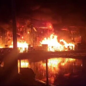 Incendiu de la o hală de colectare a deșeurilor din Iași