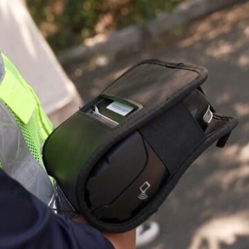 img Studentă reținută pentru aruncarea unei imprimante de la polițiști la gunoi