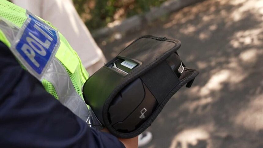 img Studentă reținută pentru aruncarea unei imprimante de la polițiști la gunoi