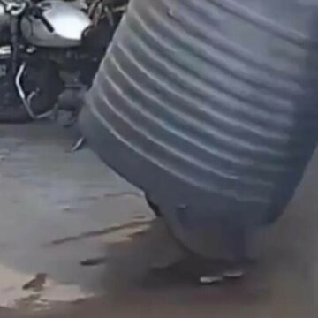 img Femeie din India scapă miraculos după ce un rezervor de apă cade peste ea